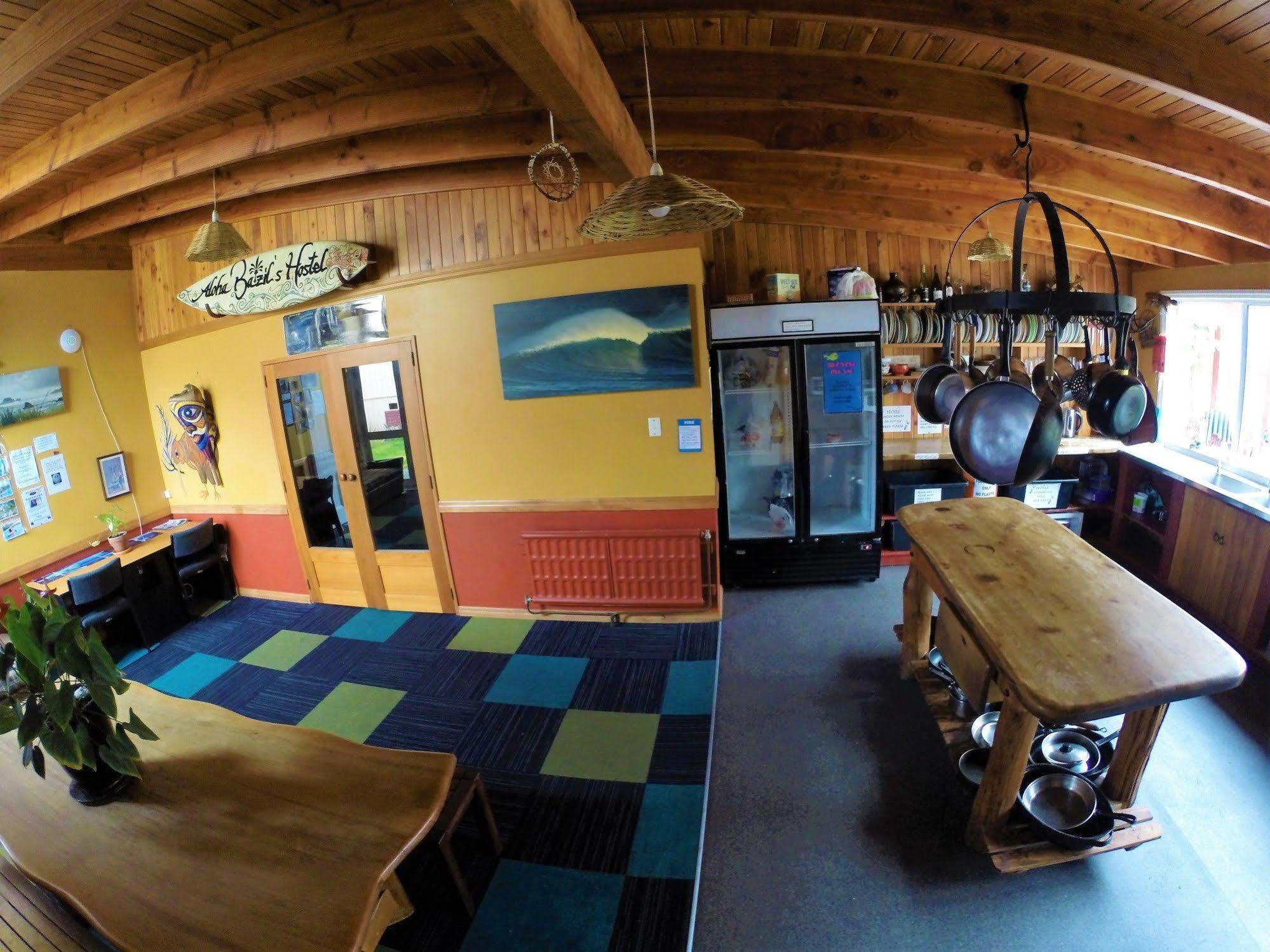 Bazil'S Backpackers Bbh Hostel & Surf School ويستبورت المظهر الخارجي الصورة